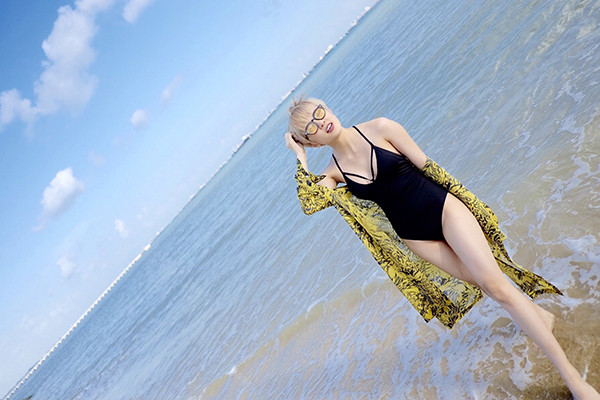 Thiều Bảo Trâm diện bikini khoe chân thon trên biển - Ảnh 7. Thiều Bảo Trâm diện bikini khoe chân thon trên biển - Ảnh 7.