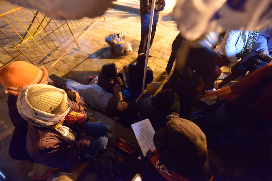 Trước đó, nhiều người nằm vạ vật đợi chờ trong đêm lạnh để được mua ấn sớm.