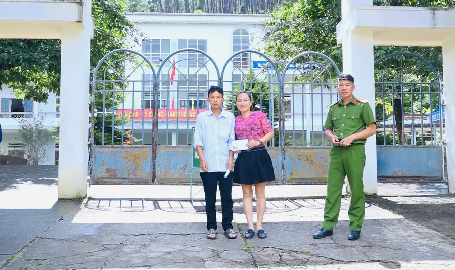 Hợp tác xã Hưng Thùy (huyện Trạm Tấu) hỗ trợ em Giàng A Mềnh 2 triệu đồng.