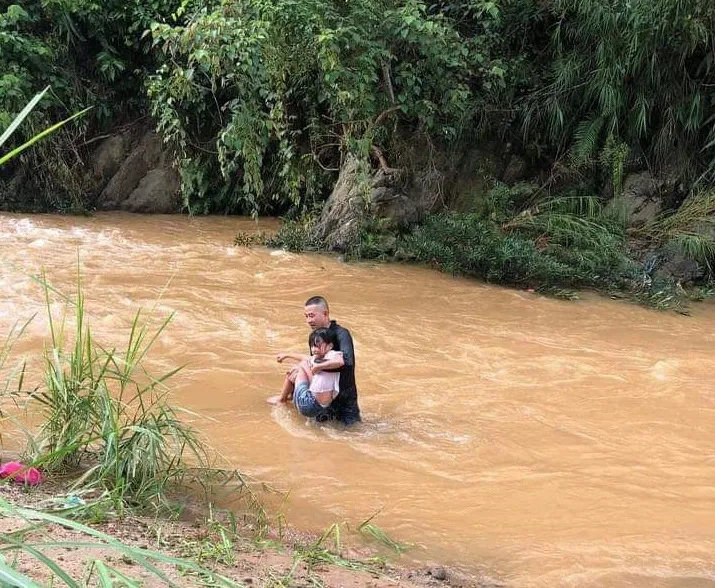 Hình ảnh bé gái được cứu khỏi dòng nước lũ tại huyện Văn Yên.