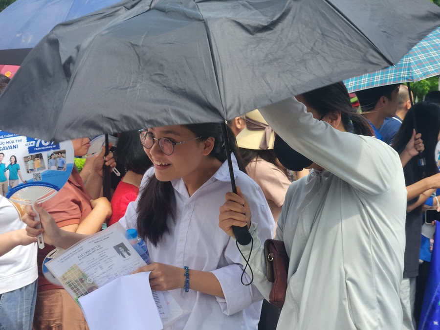 Làm bài thi môn Văn tốt, các em học sinh Trường THPT Chuyên Nguyễn Tất Thành rất vui vẻ.