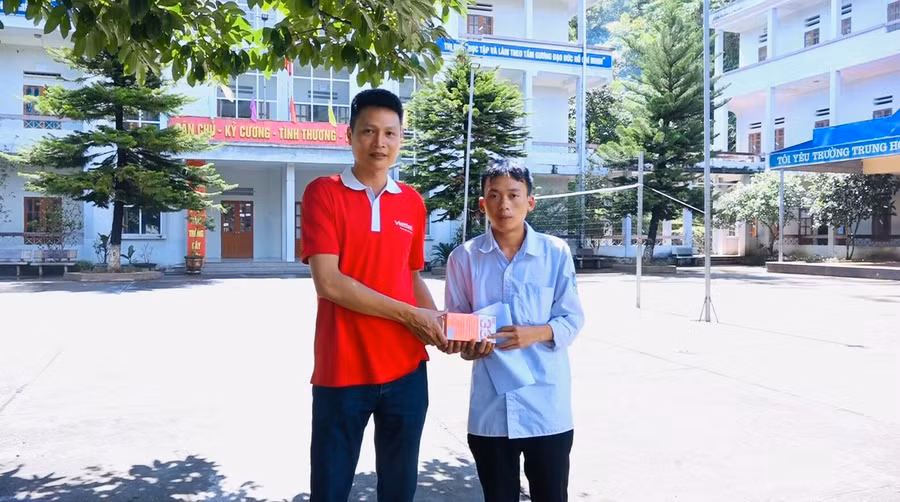 Đại diện Viettel Yên Bái tặng Giàng A Mềnh 1 chiếc điện thoại.