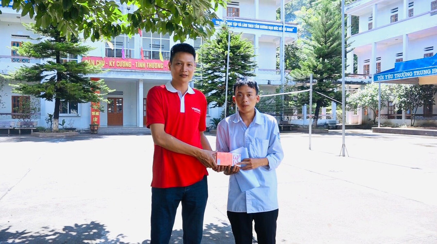 Đại diện Viettel Yên Bái tặng Giàng A Mềnh 1 chiếc điện thoại. Đại diện Viettel Yên Bái tặng Giàng A Mềnh 1 chiếc điện thoại.