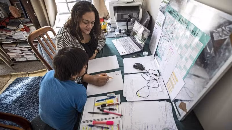 Halaevalu giảng bài cho nam sinh có hoàn cảnh khó khăn.