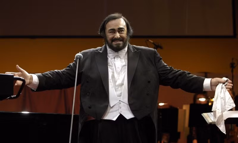 Pavarotti luôn cầm chiếc khăn tay trắng khi biểu diễn trên sân khấu.