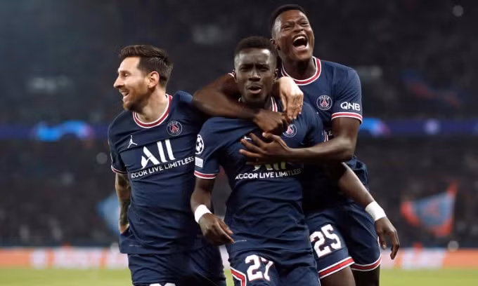 Gana Gueye (giữa) mừng bàn đầu tiên ở Champions League.