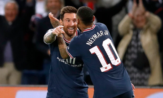 Messi chia vui với Mbappe sau khi ghi siêu phẩm vào lưới Man City.