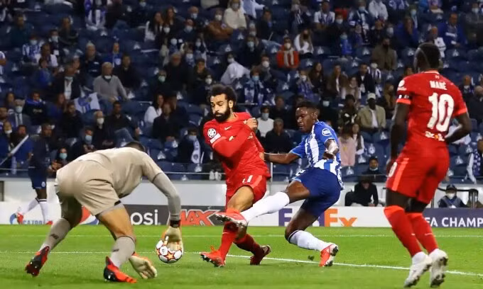 Salah tỏa sáng với cú đúp trên sân Dragao của Porto.