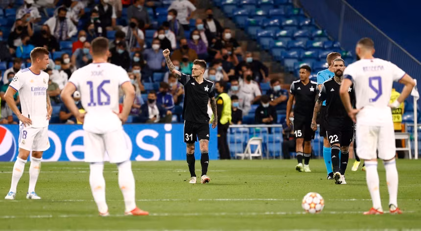 Real Madrid (áo trắng) thua sốc đội bóng lần đầu dự Champions League.