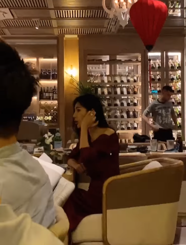 Thủy Tiên lộ clip quay lén, nhan sắc thật gây tranh cãi vì bị chê "nhìn như chuyển giới" - Ảnh 2. Thủy Tiên lộ clip quay lén, nhan sắc thật gây tranh cãi vì bị chê "nhìn như chuyển giới" - Ảnh 2.