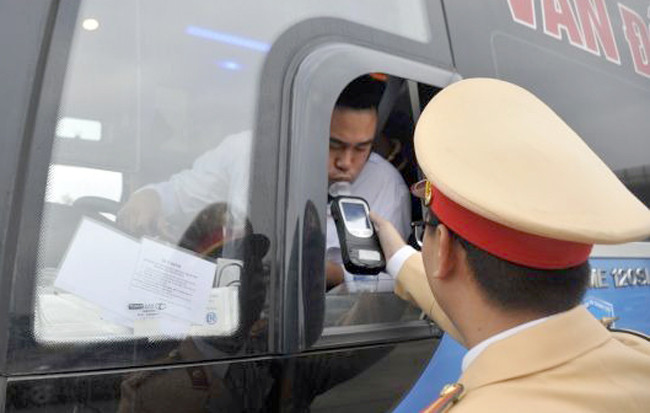 CSGT kiểm tra nồng độ cồn các tài xế xe khách, xe tải và xe con trên cao tốc Pháp Vân-Cầu Giẽ. Ảnh: Minh Hải