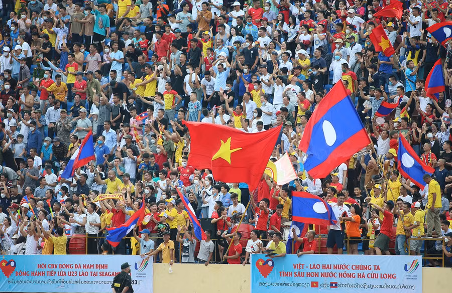 Cổ động viên Nam Định cổ vũ cuồng nhiệt cho Lào.
