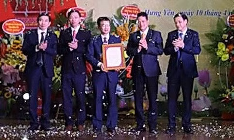 Ông Nguyễn Xuân Hải trao giấy chứng nhận cho Ban giám hiệu và Chủ tịch Hội đồng Trường Đại học Kỹ thuật Hưng Yên.