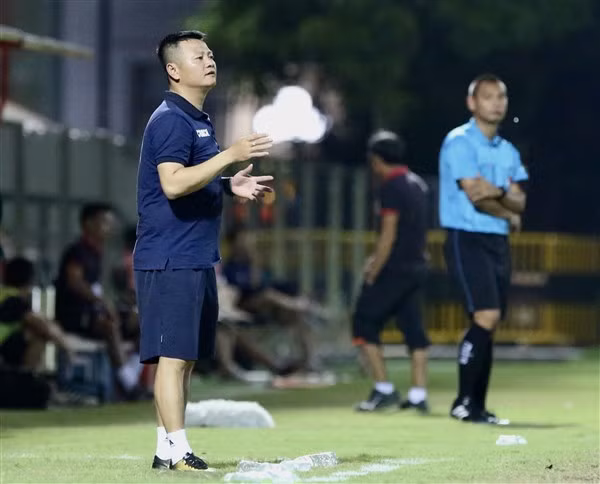 Phạm Văn Quyến được bổ sung vào BHL SLNA.