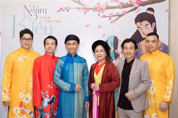 Nhà nghiên cứu âm nhạc Nguyễn Quang Long (thứ 2 từ phải sang) cùng ê-kíp của dự án “Ngâm Kiều toàn truyện”. Ảnh: Hòa Nguyễn.