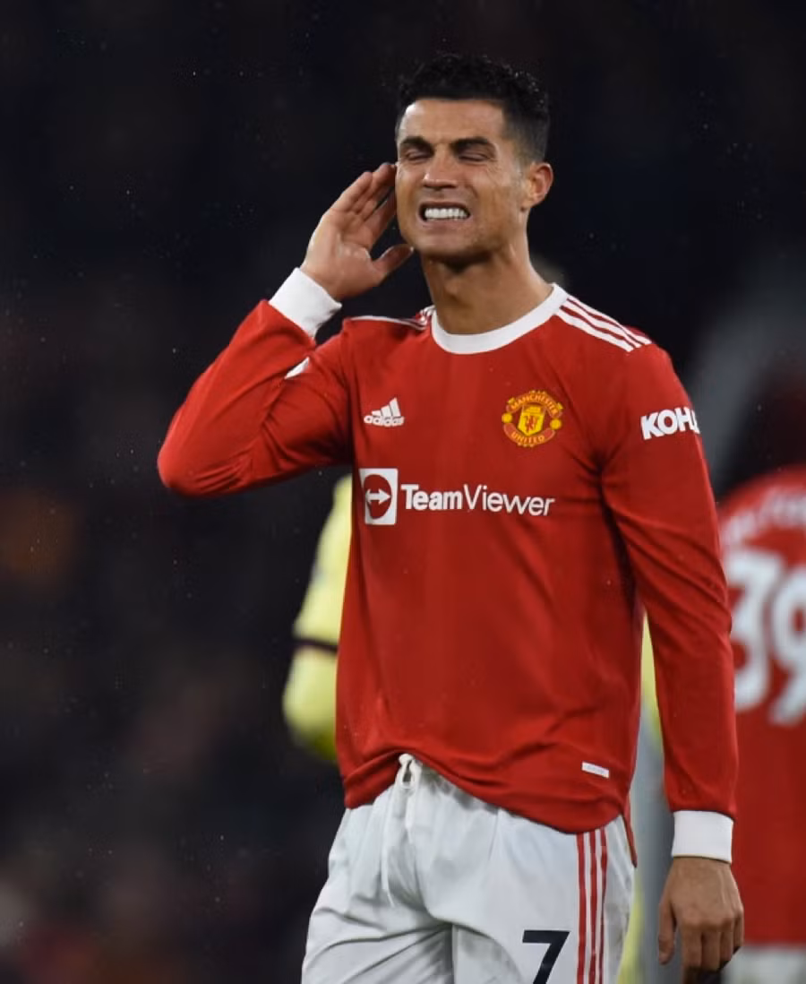 Pha ăn mừng khiến Ronaldo chấn thương đầu gối.