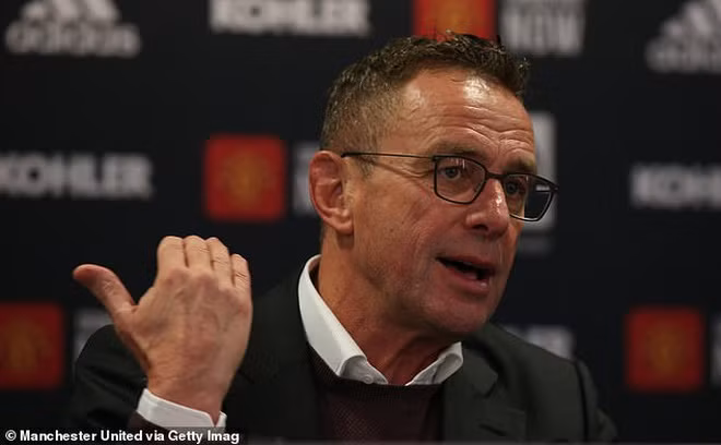 Tân thuyền trưởng Rangnick chê bai Man Utd nhiều điều.