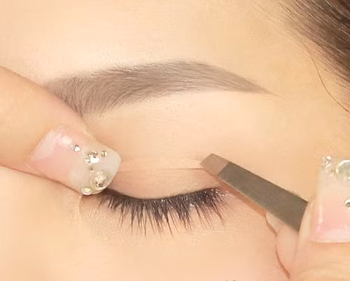 5 mẹo tuyệt hay giúp nàng mi ngắn cũn cỡn có mi dài, cong vút quyến rũ ảnh 6