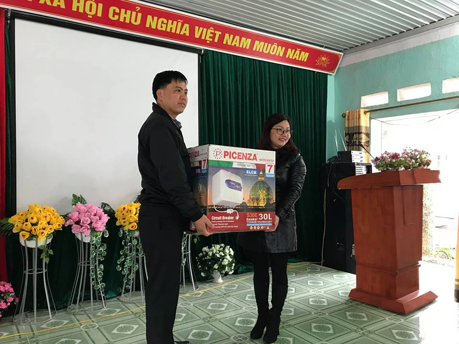 Trao tặng 5 bình nóng lạnh trị giá 20 triệu đồng cho trường TH thị xã Thanh Vân - Huyện Quản Bạ - Hà Giang Trao tặng 5 bình nóng lạnh trị giá 20 triệu đồng cho trường TH thị xã Thanh Vân - Huyện Quản Bạ - Hà Giang