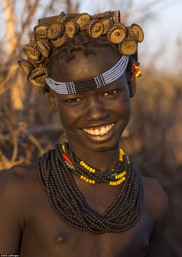 Gặp bộ lạc kỳ lạ thích đội tóc giả bằng… nắp chai ảnh 5