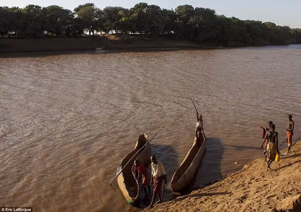 Gặp bộ lạc kỳ lạ thích đội tóc giả bằng… nắp chai ảnh 13