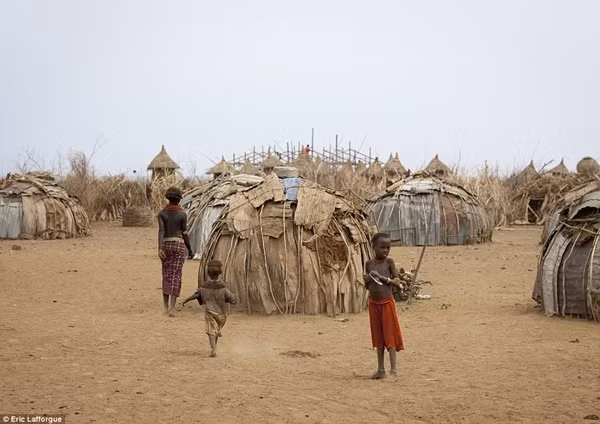 Gặp bộ lạc kỳ lạ thích đội tóc giả bằng… nắp chai ảnh 12