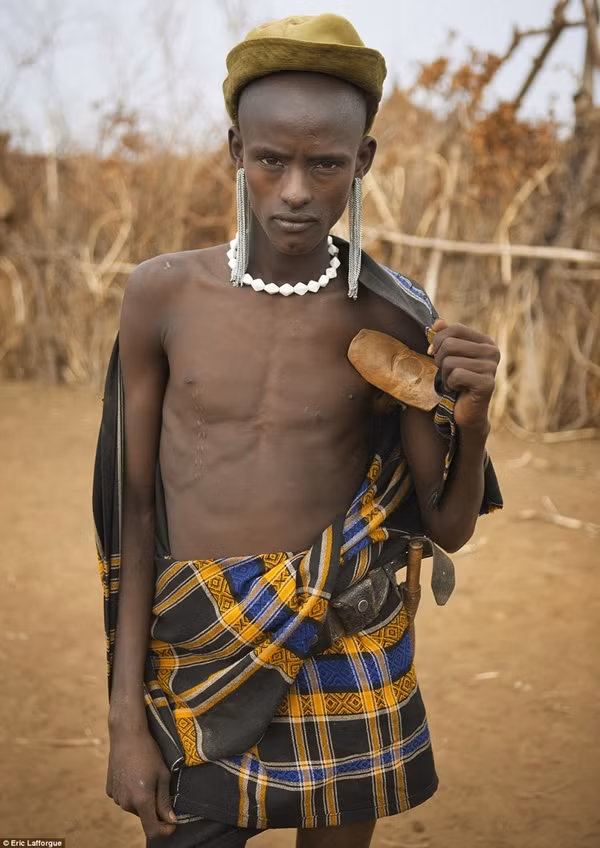 Gặp bộ lạc kỳ lạ thích đội tóc giả bằng… nắp chai ảnh 11