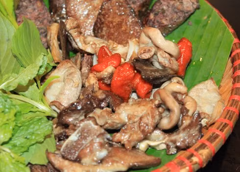 Lòng lợn rán vàng giòn ăn kèm với mắm tôm cùng các loại rau thơm là món lai rai rất được cánh đàn ông ưa thích. mẹ