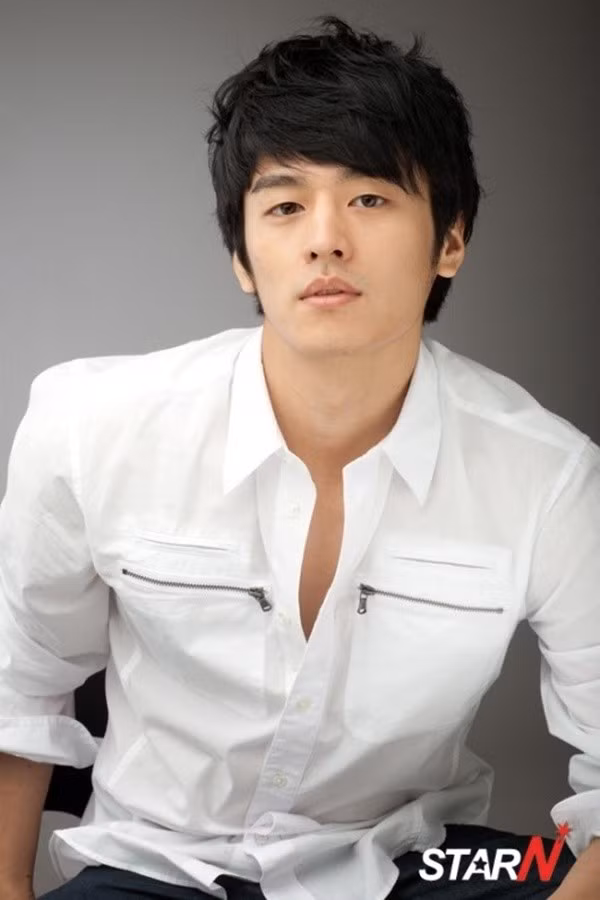 Tài tử "Gia đình đá quý" bị chẩn đoán ung thư cột sống