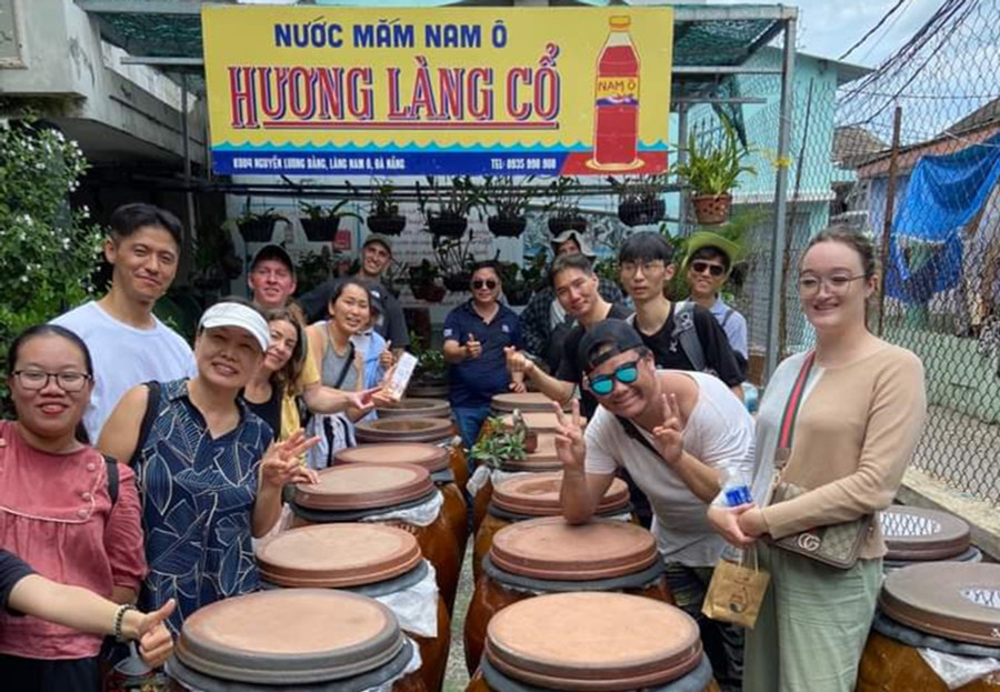 Nhiều du khách trong nước và quốc tế đến tìm hiểu làng nghề nước mắm Nam Ô. Nhiều du khách trong nước và quốc tế đến tìm hiểu làng nghề nước mắm Nam Ô.