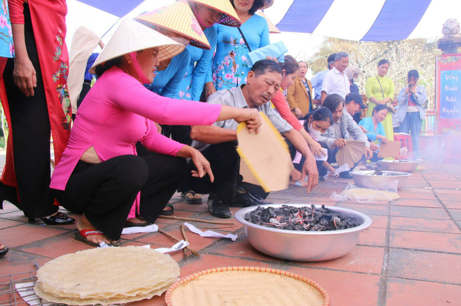 Du khách trải nghiệm làm và nướng bánh tráng Túy Loan. Du khách trải nghiệm làm và nướng bánh tráng Túy Loan.