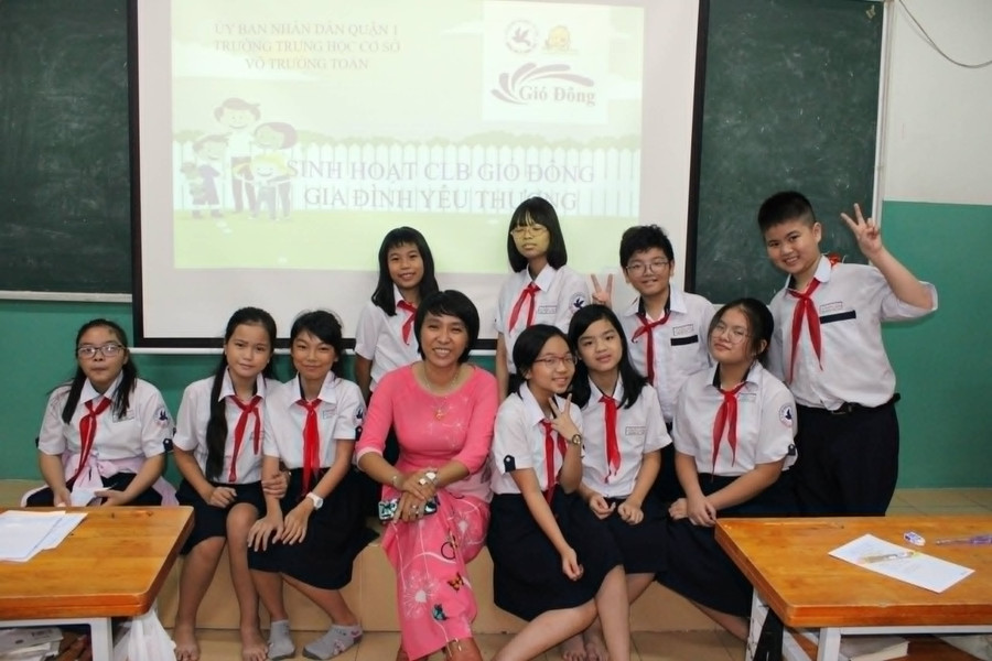 Cô Nhung và học sinh tham gia sinh hoạt câu lạc bộ đọc sách tại lớp. Ảnh: NVCC