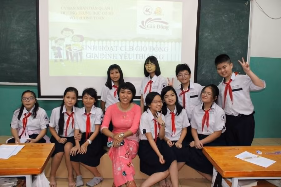 Cô Nhung và học sinh tham gia sinh hoạt câu lạc bộ đọc sách tại lớp. Ảnh: NVCC