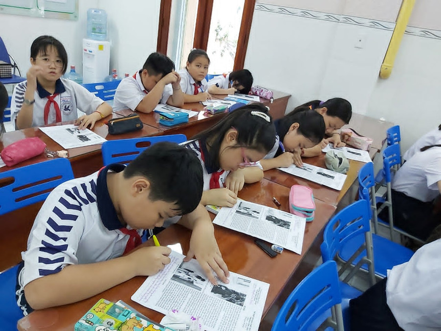 Học sinh thực hiện sản phẩm sau khi đọc trong hội thi Lớn lên cùng sách ở trường. Ảnh: NVCC