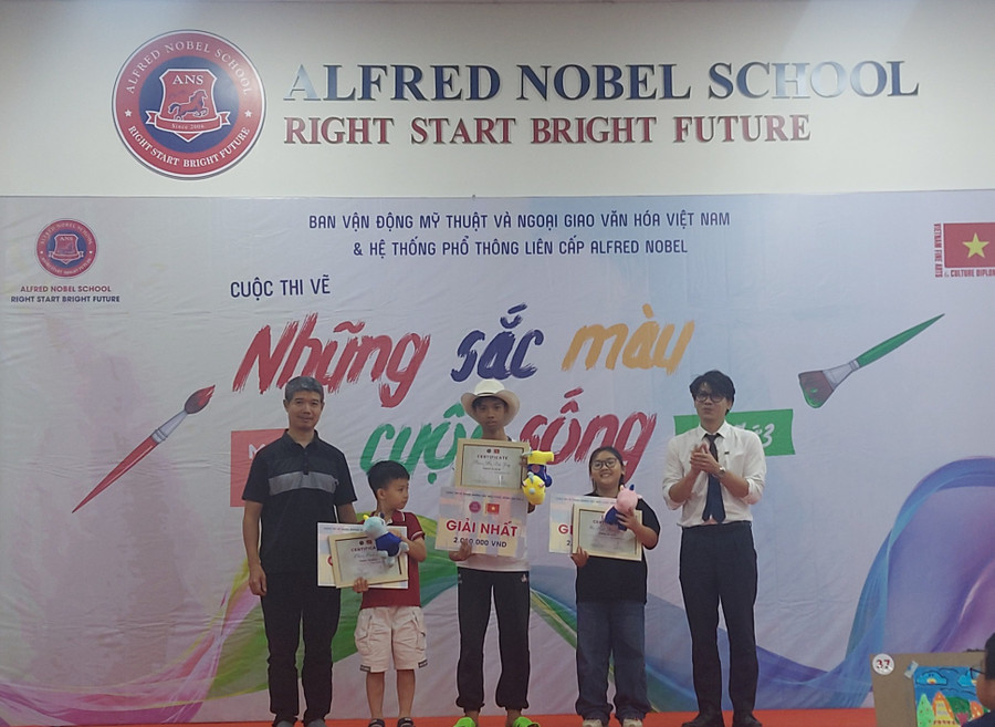 Trao giải Nhất cho 3 học sinh xuất sắc nhất trong Cuộc thi &apos;Những sắc màu cuộc sống&apos; lần 3. Ảnh: Bình Thanh