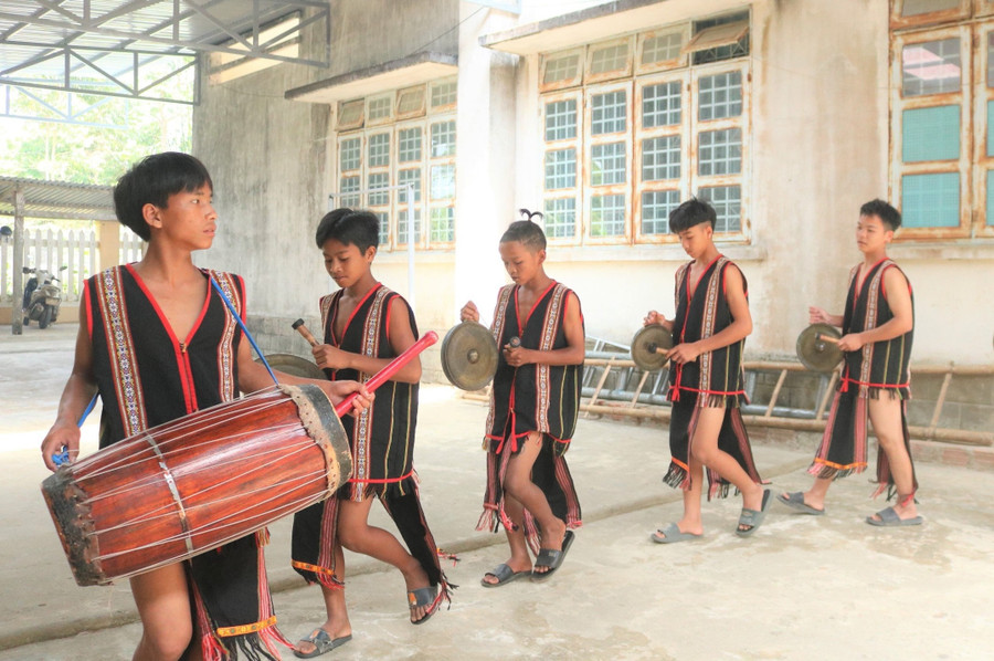 Học sinh Trường PTDTBT THCS thị trấn Măng Đen tập luyện cồng chiêng. Ảnh: Dung Nguyễn Học sinh Trường PTDTBT THCS thị trấn Măng Đen tập luyện cồng chiêng. Ảnh: Dung Nguyễn