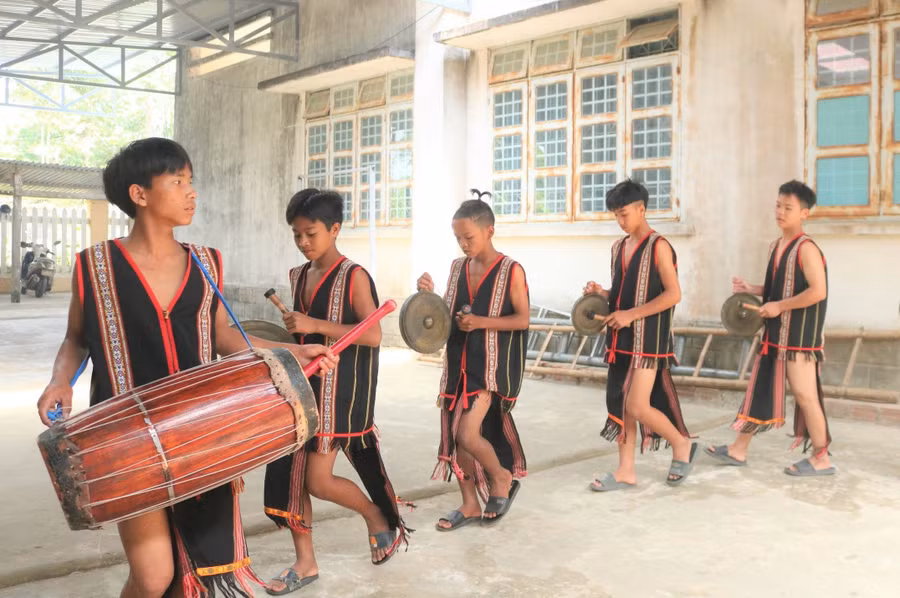 Học sinh Trường PTDTBT THCS thị trấn Măng Đen tập luyện cồng chiêng. Ảnh: Dung Nguyễn