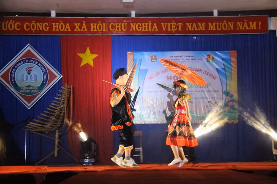 Trường Tiểu học Măng Đen tổ chức nhiều hoạt động để học sinh thể hiện tài năng, biểu diễn trang phục và nhạc cụ dân tộc. Ảnh: Nhà trường cung cấp