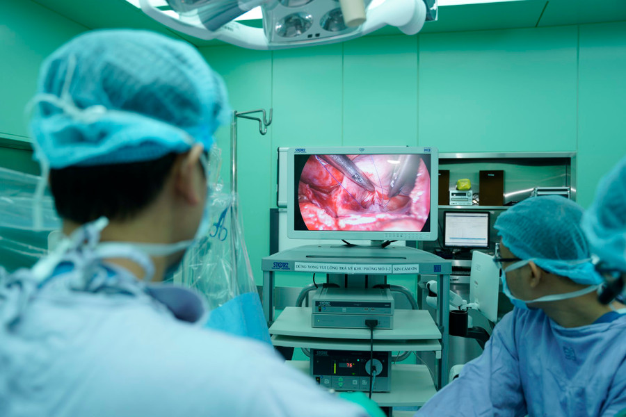 Phương pháp thay van động mạch chủ nội soi giúp người bệnh không phải trải qua một cuộc phẫu thuật xâm lấn nặng nề. Ảnh: BVCC