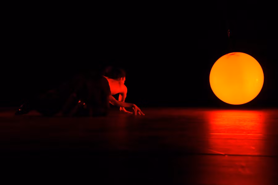 Tác phẩm múa 'Phản chiếu' kết hợp hip hop, trượt patin và nghệ thuật thị giác. Ảnh: Viện Pháp.