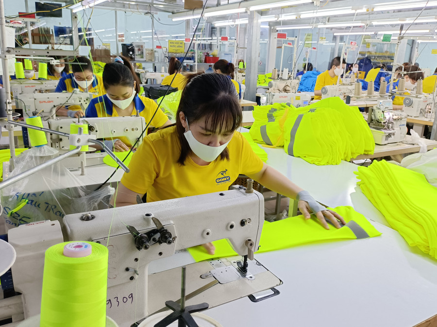 Đơn hàng tăng, doanh nghiệp cũng tăng nhu cầu tín dụng để phục vụ sản xuất.