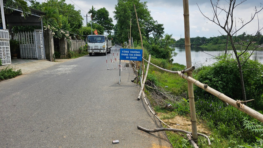 Đoạn đường nhựa bị sạt lở ăn sâu, hàng ngày có nhiều phương tiện qua lại.