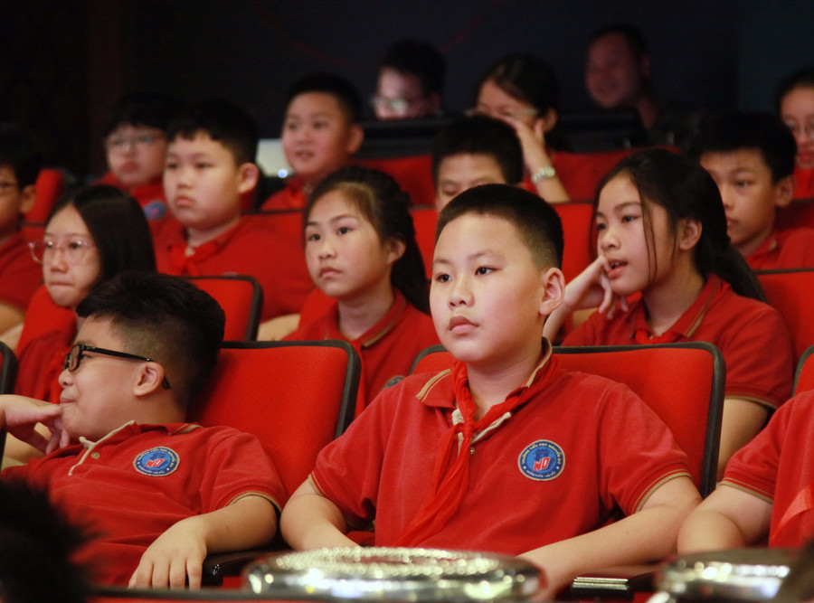 Học sinh theo dõi nội dung của tác phẩm. Ảnh: Vân Anh Học sinh theo dõi nội dung của tác phẩm. Ảnh: Vân Anh