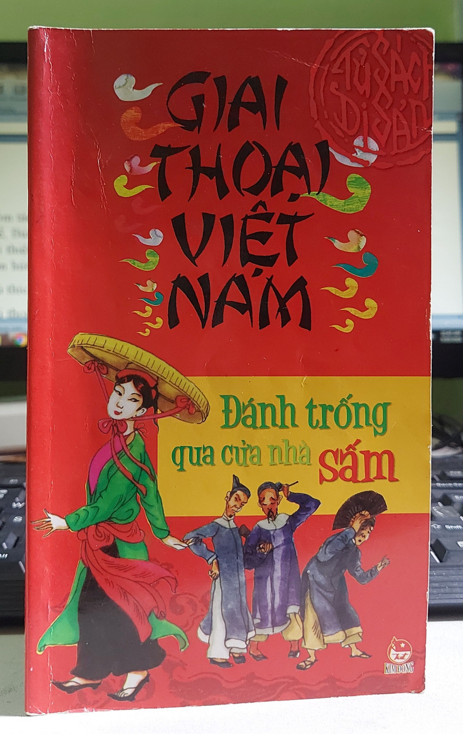 Cuốn sách &apos;Đánh trống qua cửa nhà sấm&apos; có nhiều bài thơ thú vị. Ảnh: Anh Sơn
