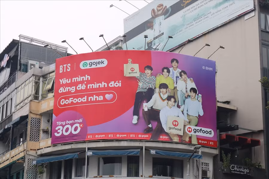 Poster quảng cáo ngoài đường. Ảnh: NVCC