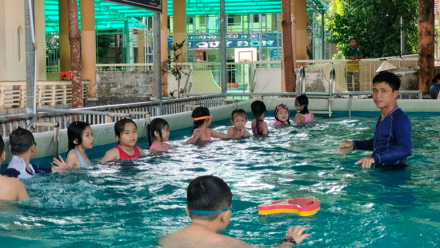 Anh Phạm Quốc Huy trong giờ dạy bơi. Ảnh: Quách Mến Anh Phạm Quốc Huy trong giờ dạy bơi. Ảnh: Quách Mến