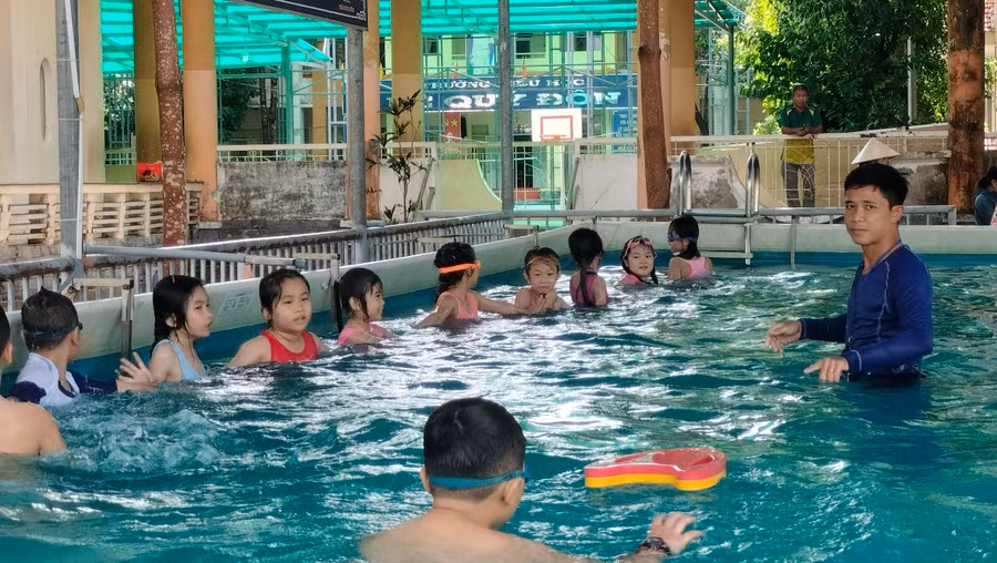 Anh Phạm Quốc Huy trong giờ dạy bơi. Ảnh: Quách Mến