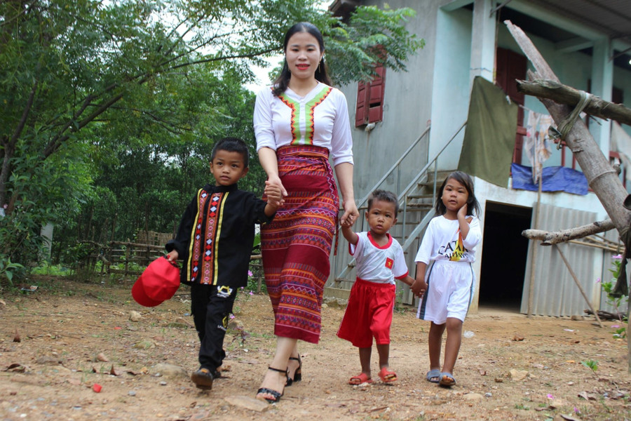 Giáo viên Trường Mầm non Hương Liên vào tận bản để đón trẻ đến trường. Giáo viên Trường Mầm non Hương Liên vào tận bản để đón trẻ đến trường.