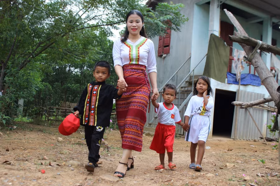 Giáo viên Trường Mầm non Hương Liên vào tận bản để đón trẻ đến trường.