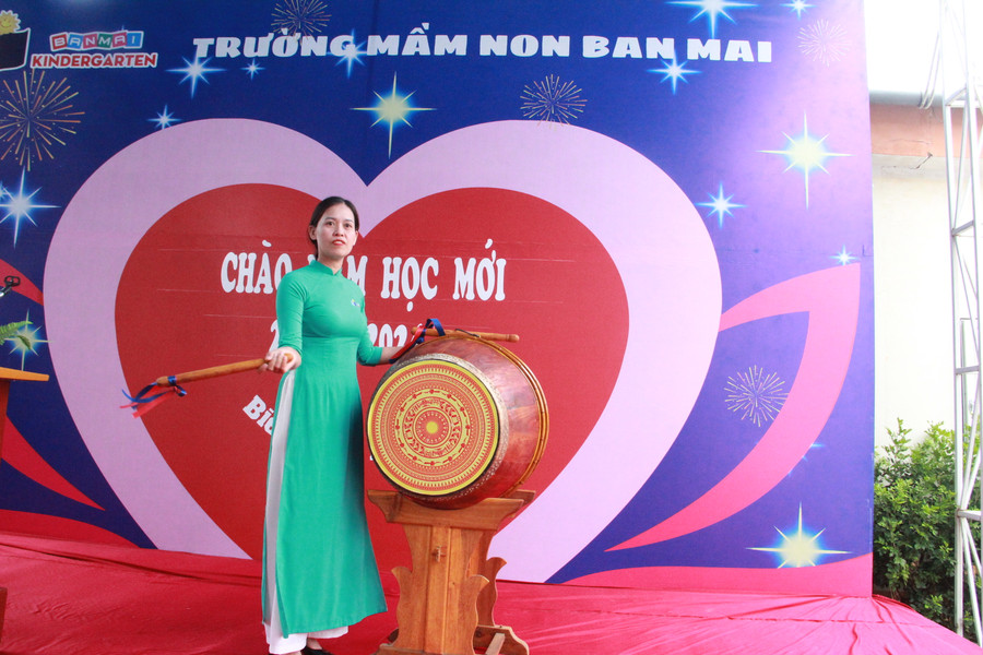 Cô Nguyễn Thị Hoàn - Hiệu trưởng nhà trường đánh trống khai giảng năm học mới. (Ảnh: Vũ Long)